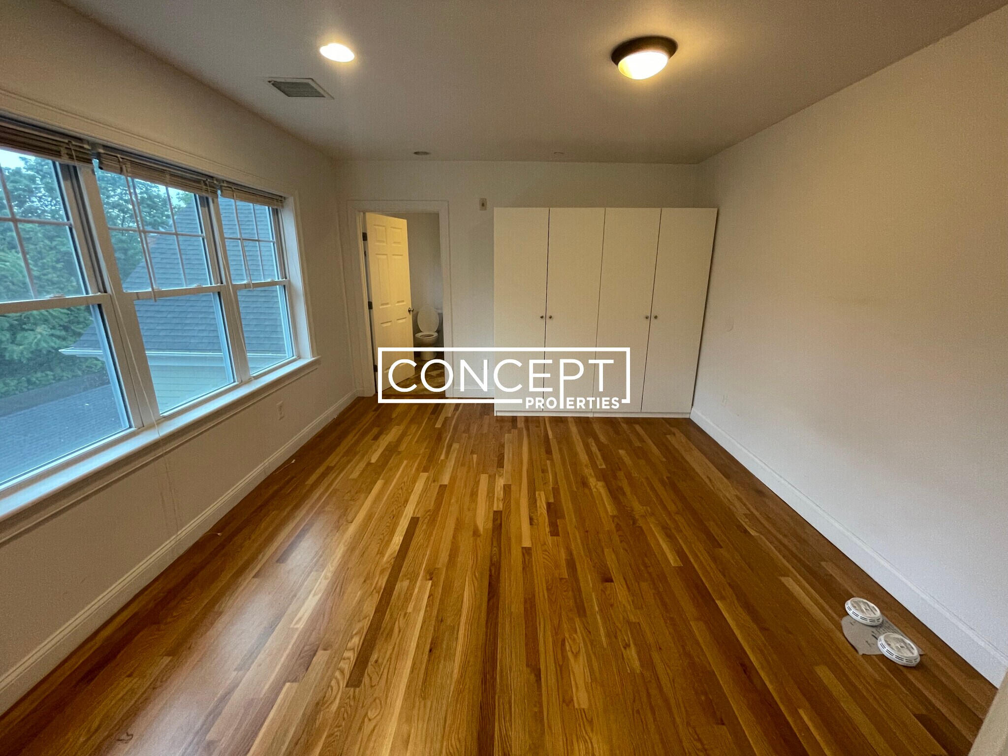 Building Photo - 53 Circuit St