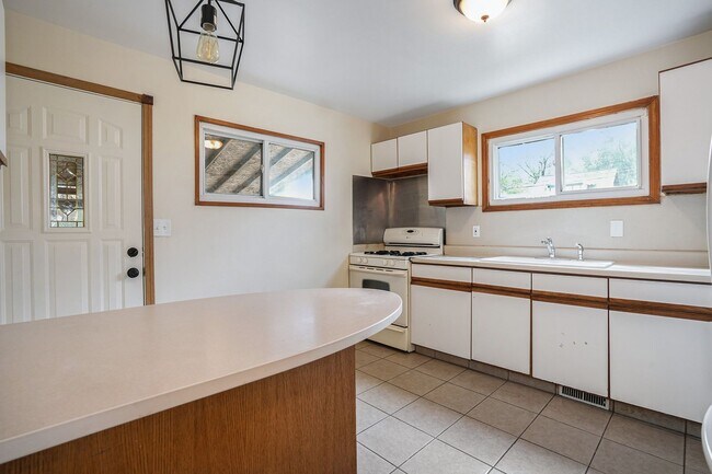 Building Photo - 3 Bedroom, 2 Bath Home in Grand Rapids! Available Now- Includes Washer and Dryer!