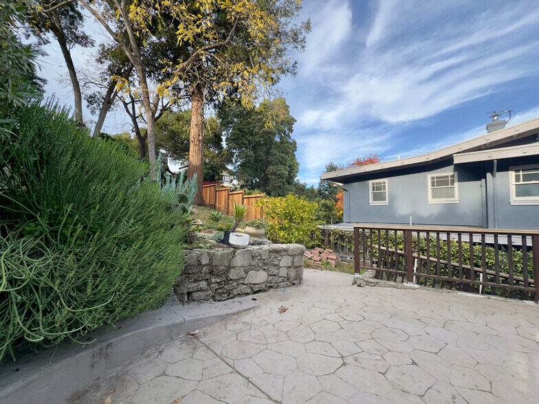 Building Photo - 645 Jean St