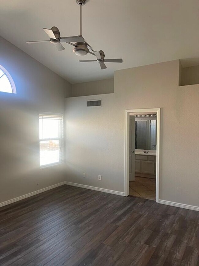 Building Photo - 16435 S 43rd St