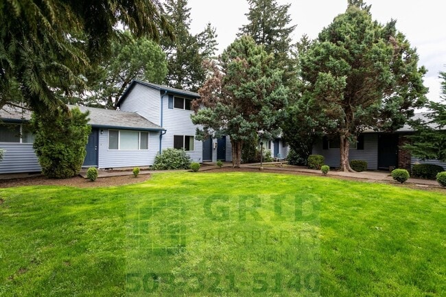 Building Photo - Two Bedroom Apartment Available - Private Yard Space!