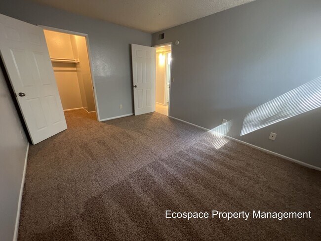 Building Photo - 2 Bedroom 1 Bathroom Apartment in Aurora!