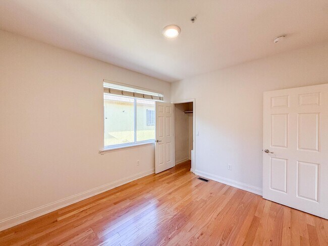 Building Photo - Albany Condo Features 2 Beds and 1.5 baths...