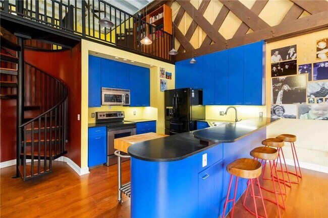 Building Photo - Stunning downtown condo waiting for you to call it home