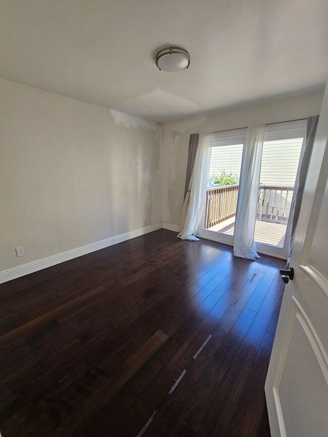 Building Photo - BAYVIEW BEAUTY - Renovated 2 Bed/2 Bath Un...