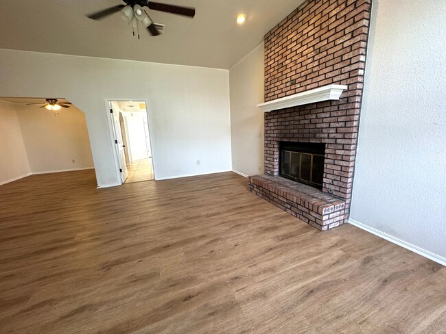 Building Photo - Gorgeous 3 bedroom 2 bathroom home with a ...