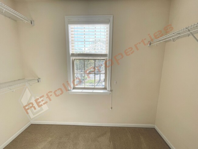 Building Photo - Great Location! Elegant 3 Story 4 Bedroom ...