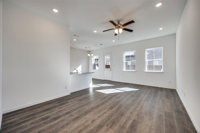 Building Photo - 2402 Ash Ln