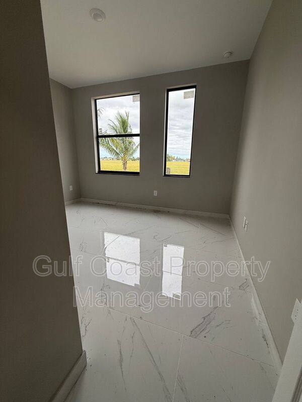 Building Photo - 2052 NE 18th Terrace