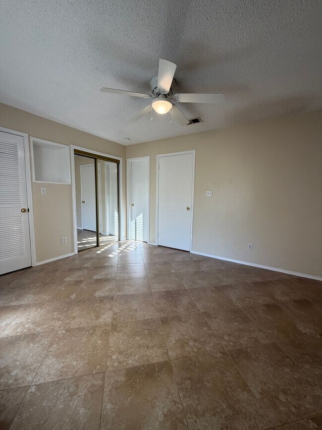 Building Photo - Walking distance to the beach!