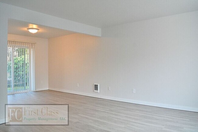 Building Photo - 2725 Maywood Dr