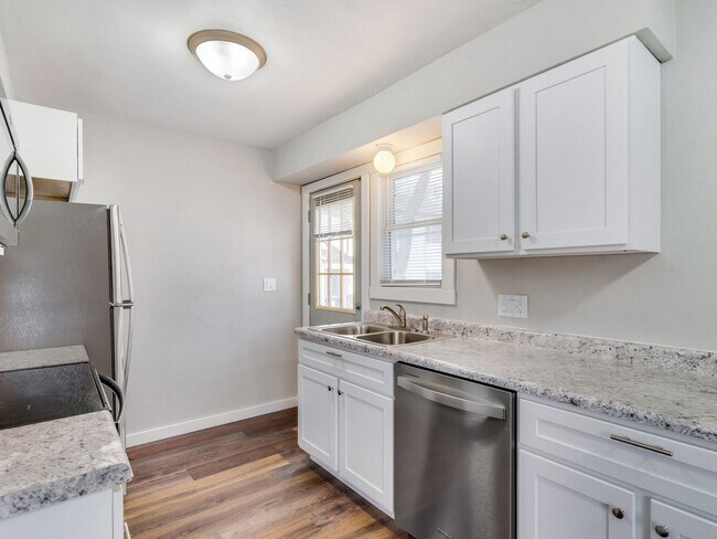 Building Photo - 402-404 3rd Ave N