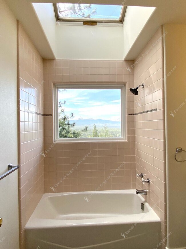Building Photo - Luxury Living with Unmatched Cascade Views...