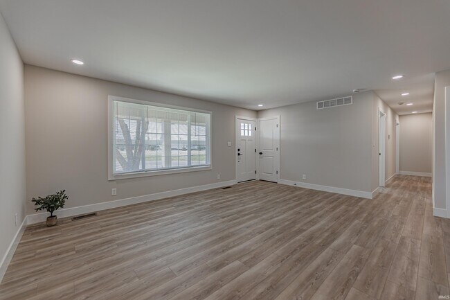 Building Photo - 441 Lawrence Dr