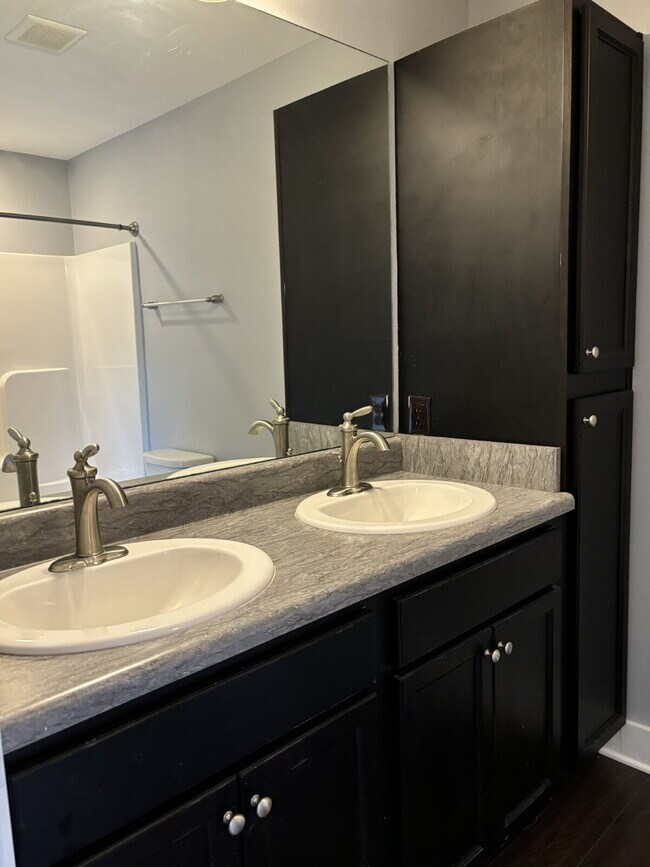 Building Photo - $500 Discount 1st month - 3 bedrooms/2.5 b...
