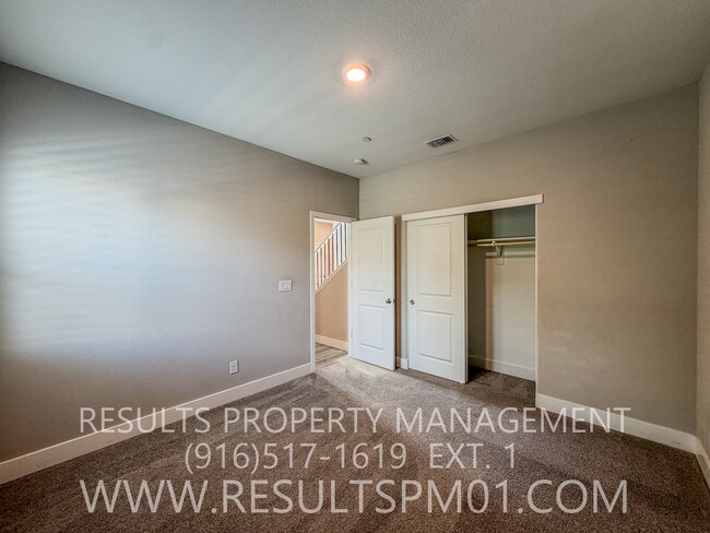 Building Photo - 587 River St