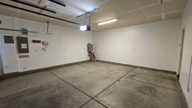 Building Photo - Modern 4 Bedroom Home in City in the Hills