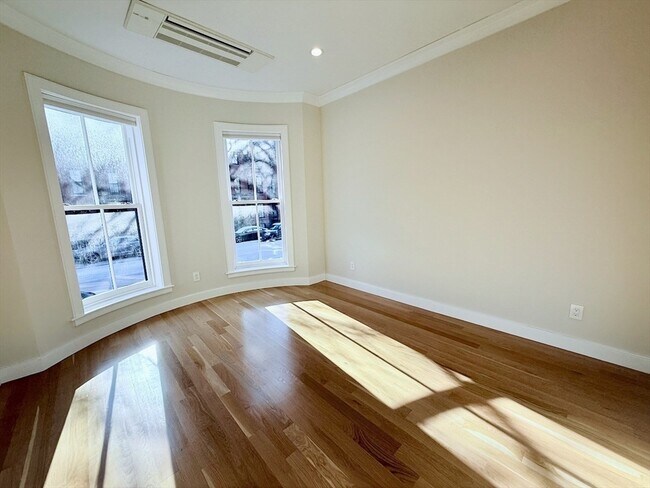 Building Photo - 143 Warren Ave