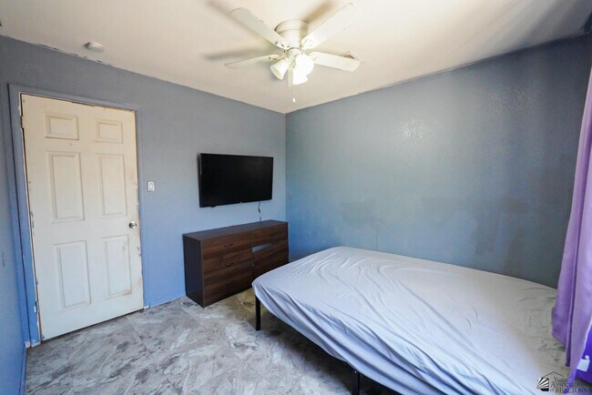 Building Photo - 1429 S Pagent Ave