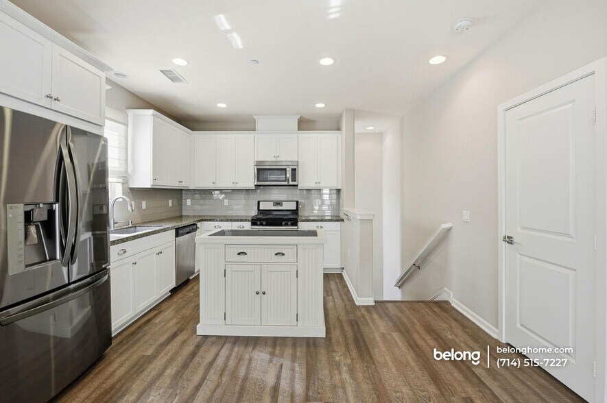 Building Photo - 1014 El Paseo