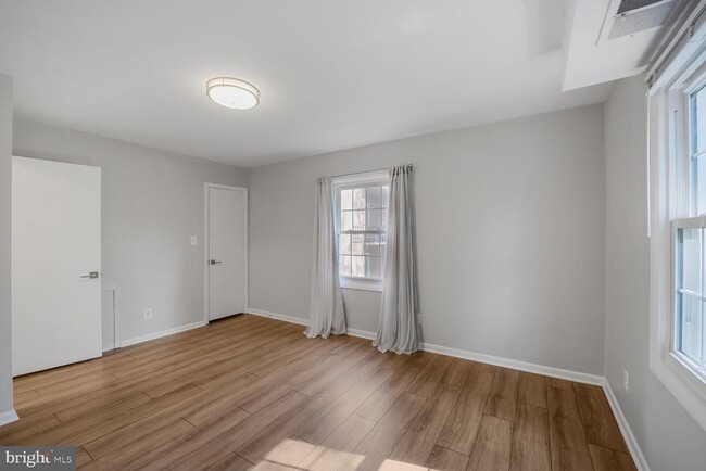 Building Photo - 3860 Lyndhurst Dr