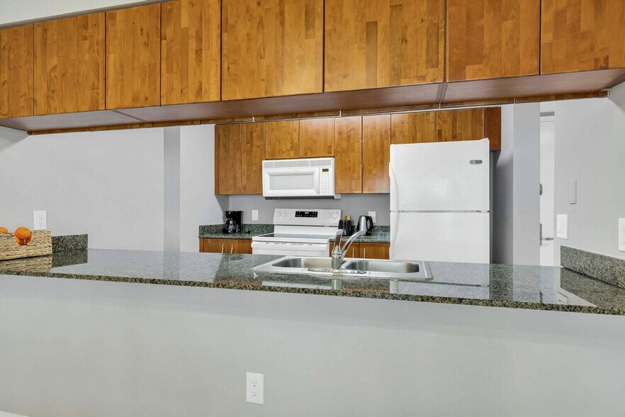 Building Photo - 1200 Brickell Bay Dr