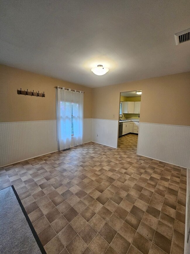 Building Photo - 3 Bedroom House Available July 15, 2026
