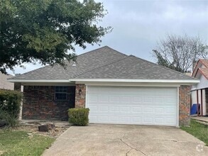 Building Photo - 5412 Village Green Dr