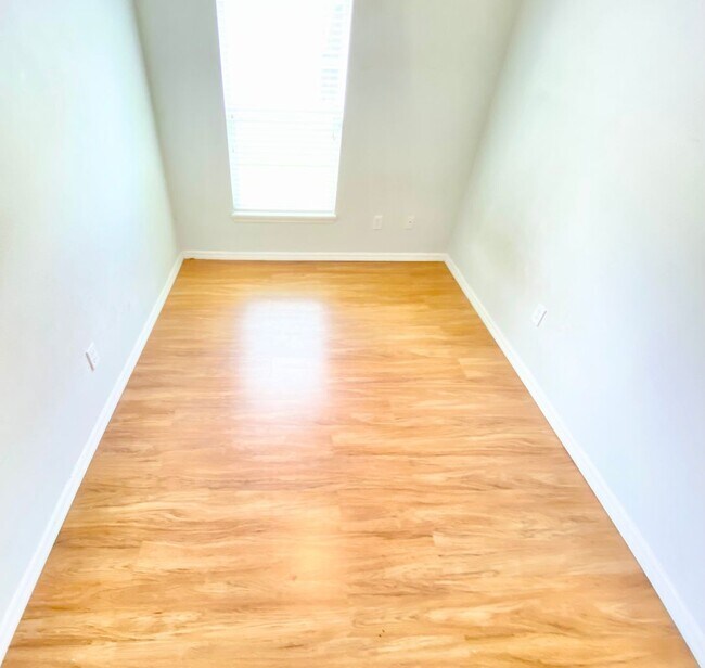 Building Photo - Stunning Lake View Home in Waterside Estate!