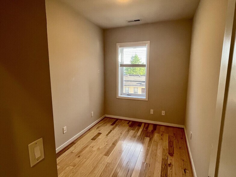 Building Photo - 1247 Penn St NE