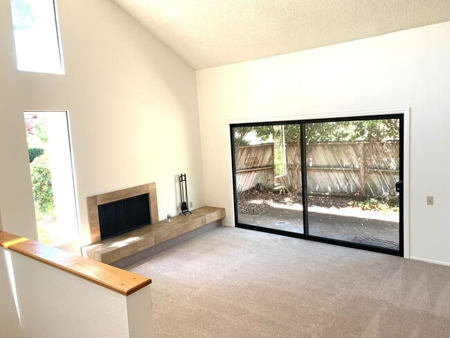 Building Photo - Ojai's Creekside Village Condo!