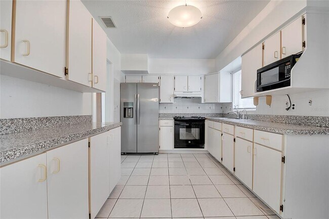 Building Photo - 1040 San Luis Dr