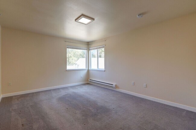 Building Photo - Spacious 2bd, 2ba Upper Unit Available in ...