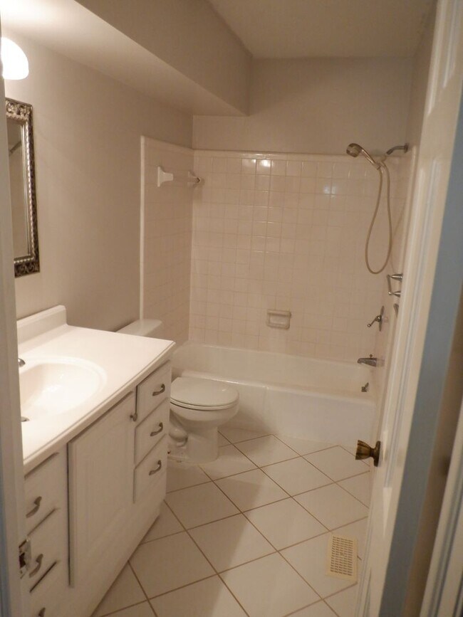 Building Photo - Downs1345-1347