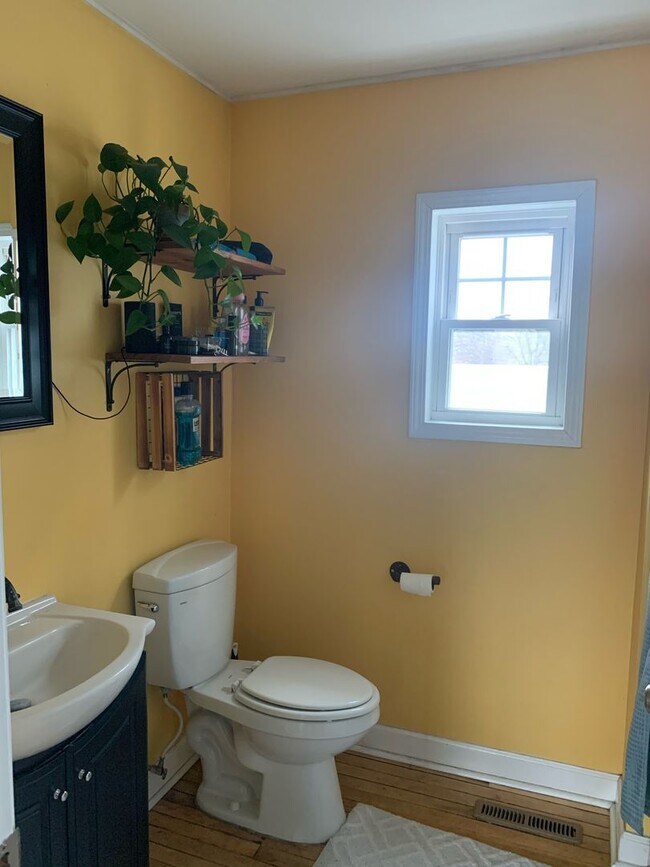 Building Photo - Single Family Home in Bryn Mawr - 3 bed 2 bath!