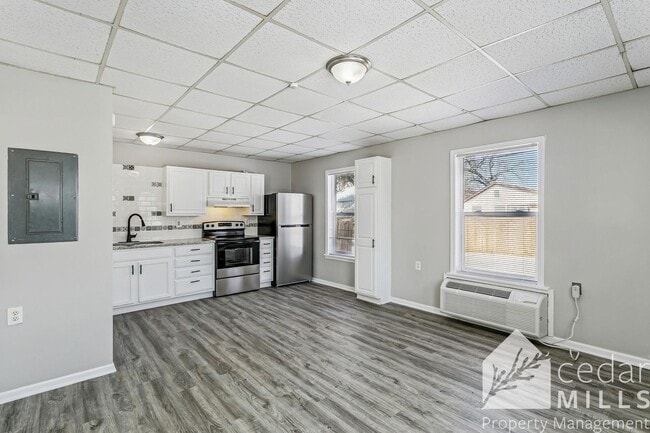 Building Photo - Wheelchair accessible LARGE 1 bedroom on the North side!