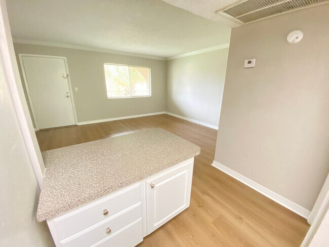 Building Photo - Waterside at Cranes Roost 1/1 Condo locate...