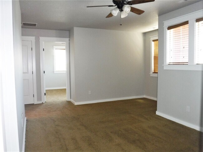 Building Photo - Beautiful 3 bed 2.5 bath home in the Cobblefield Crossing Subdivision in Meridian.