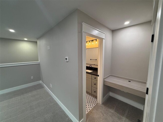 Building Photo - 201 N Vandeveer St