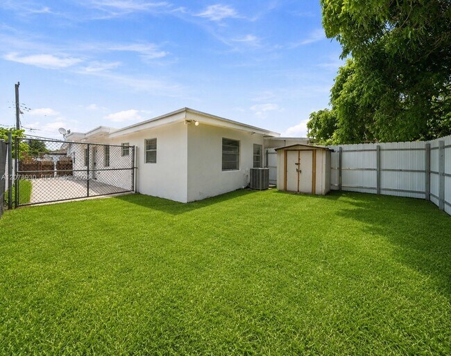 Building Photo - 402 NW 44th Ave