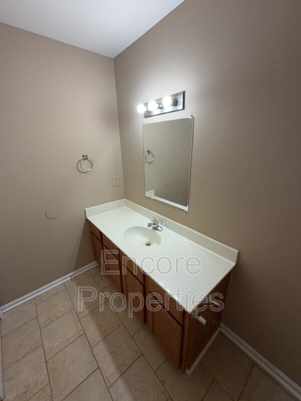 Building Photo - 2004 Hart St