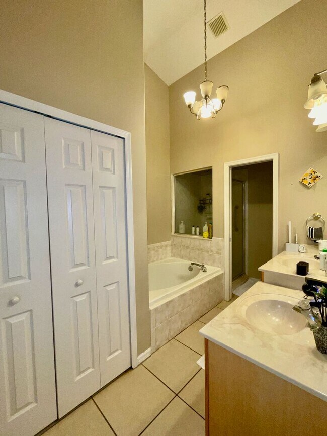 Building Photo - Modern 4-Bed, 2-Bath Solar-Powered Home Near UCF