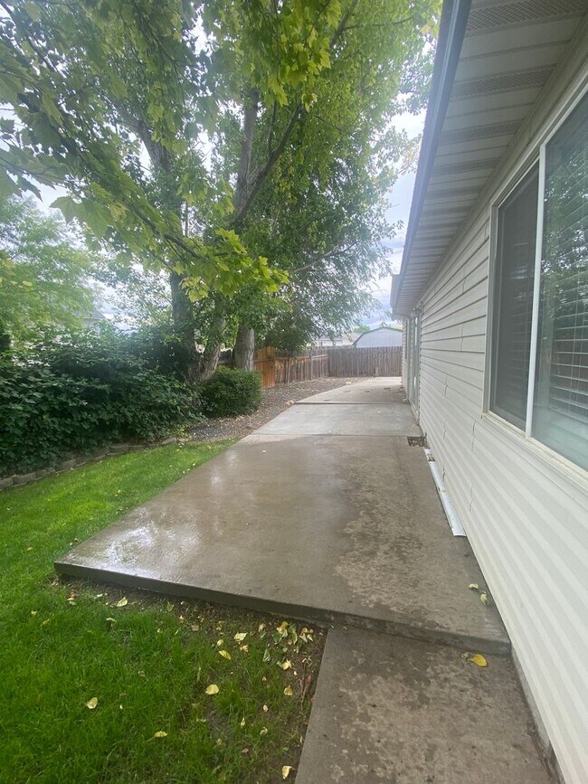 Building Photo - 3 Bed, 2 Bath,  Single Story, CUL-D-SAC Ho...