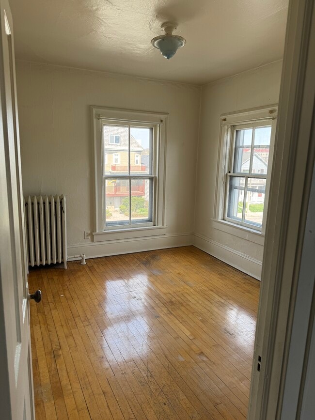 Building Photo - 1658 N Van Buren St