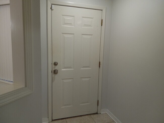 Building Photo - Large 3/2 Family Home that is Conveniently located off Blue Angel PKWY