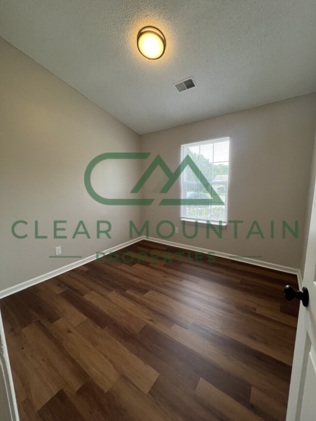 Building Photo - MOVE-IN SPECIAL! 1 MONTH FREE - Modern Upd...