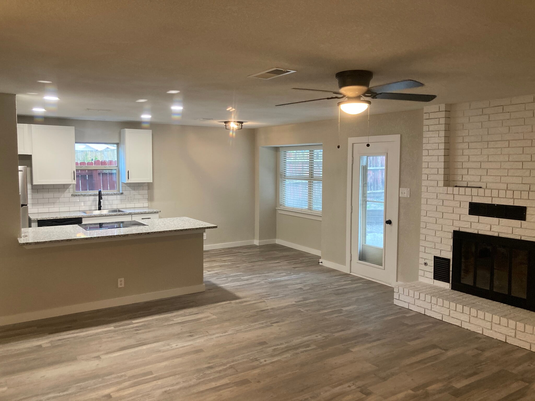Building Photo - 908 S Bryant Ave