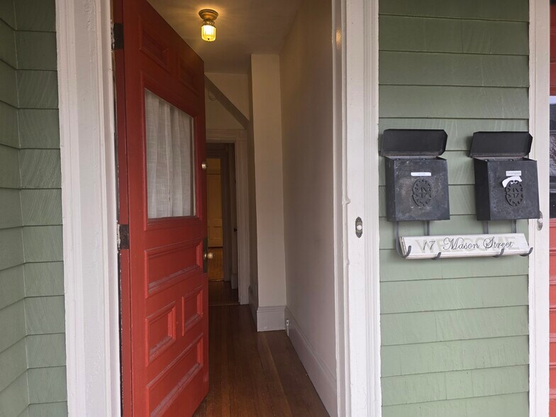 Building Photo - 17 Mason St