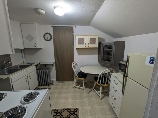 Building Photo - 82 200 N