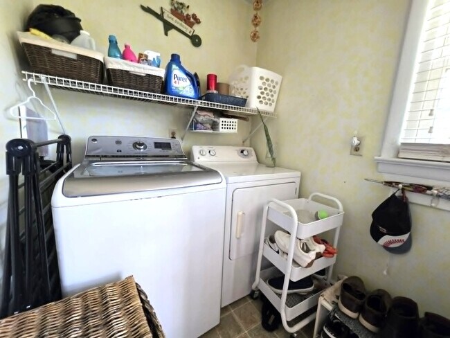 Building Photo - 104 Lee Dr